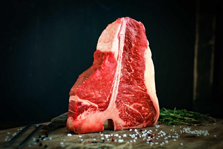 Портерхаус стейк, мармуровість USDA Choice. Американська мармурова яловичина. Продається стейками.